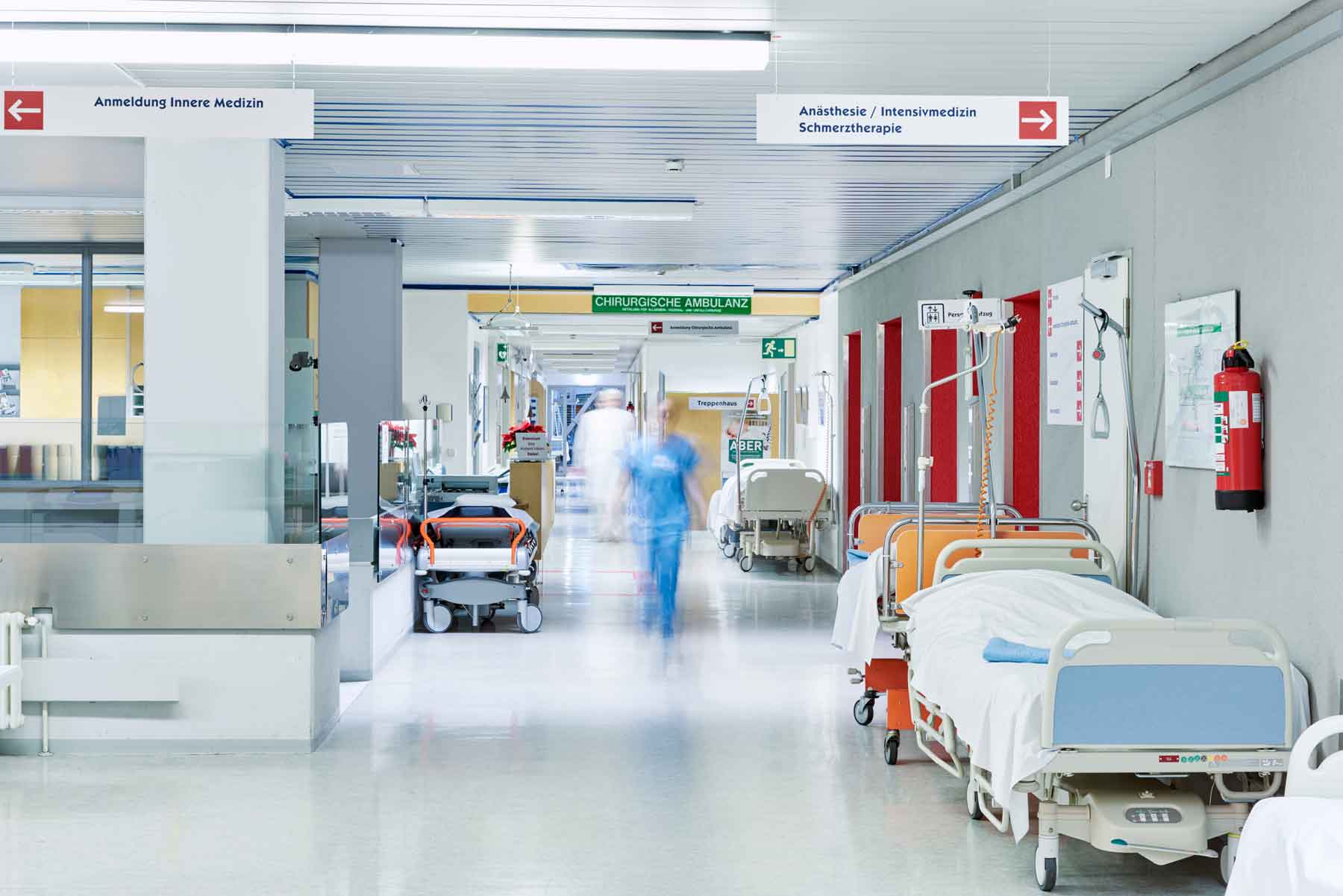 ein verschwommenes Bild eines Krankenhausflurs
